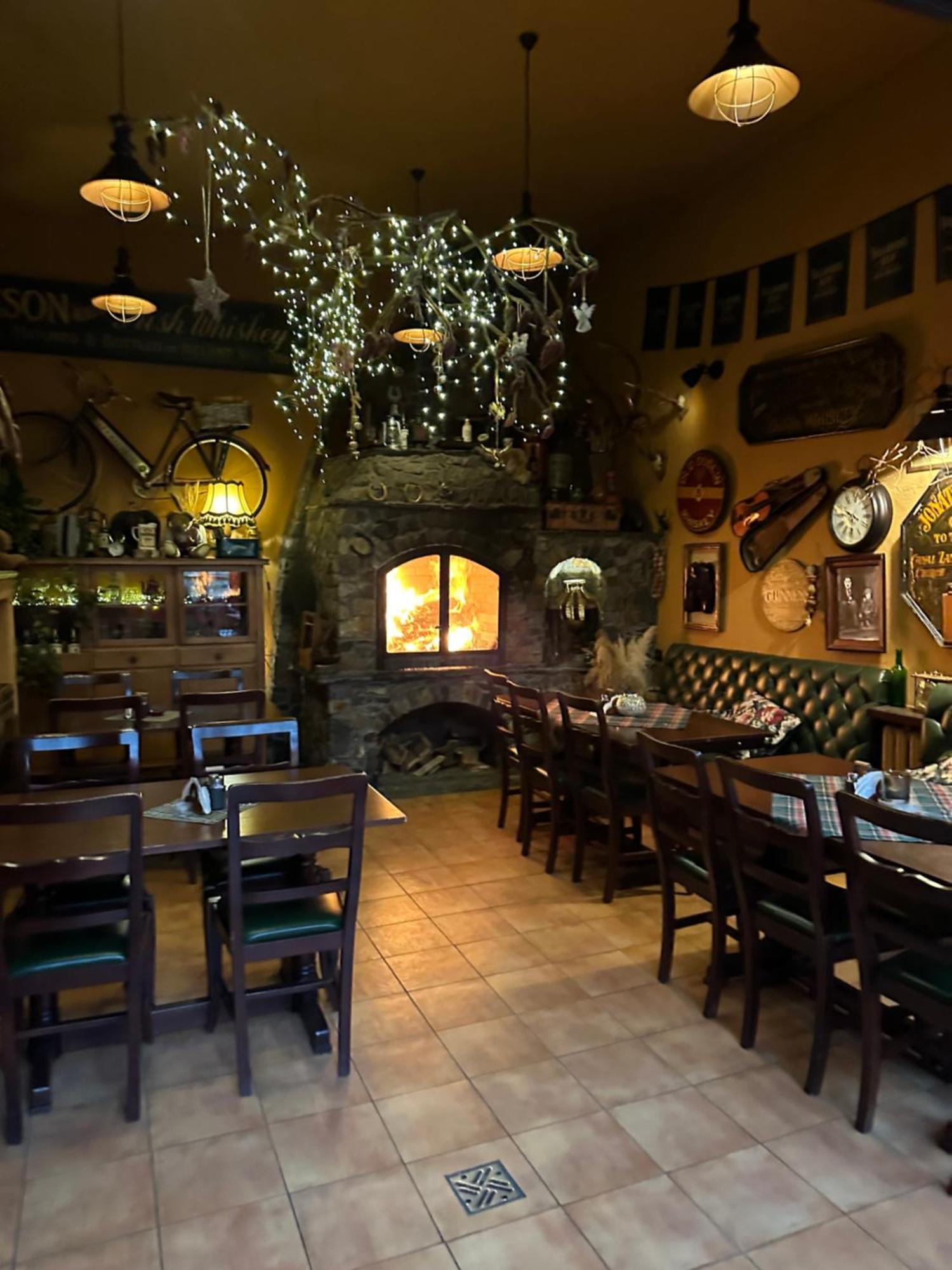 Shoemaker Irish Pub & Accommodation 凯尔采 外观 照片