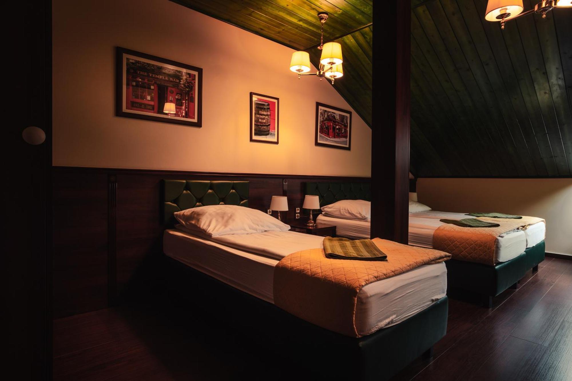 Shoemaker Irish Pub & Accommodation 凯尔采 外观 照片