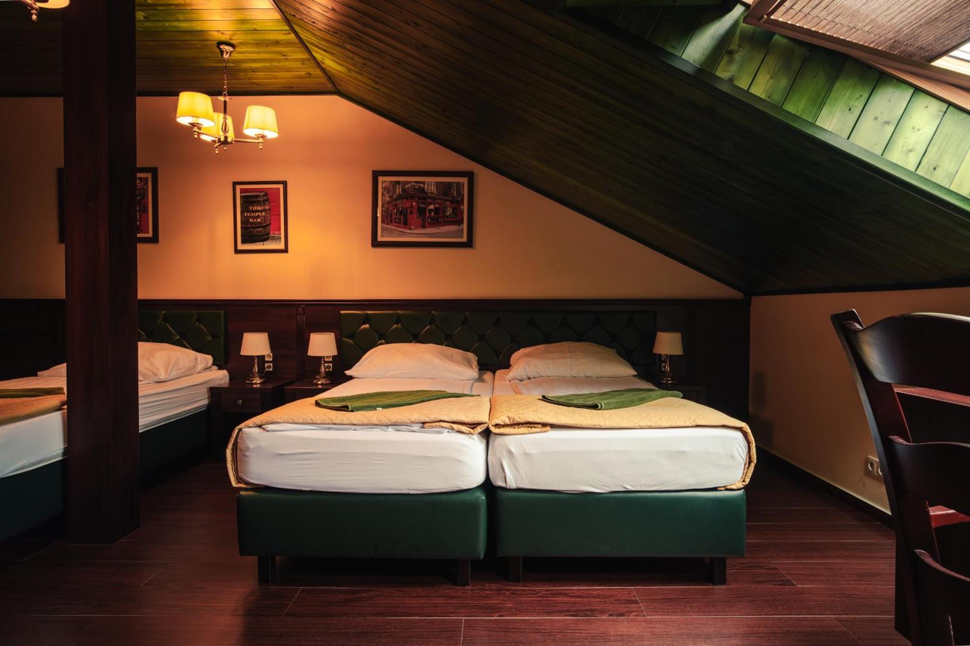 Shoemaker Irish Pub & Accommodation 凯尔采 外观 照片