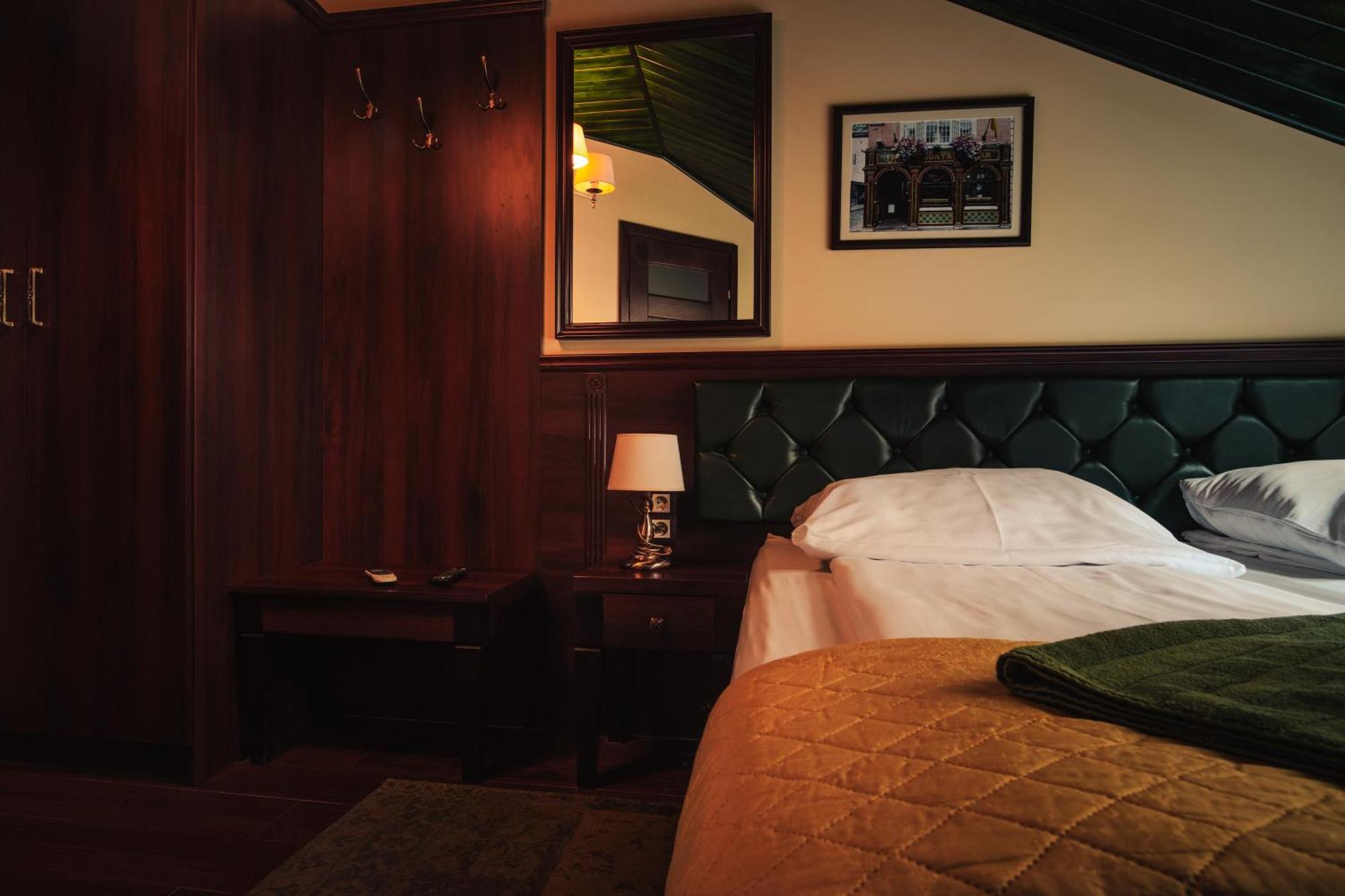 Shoemaker Irish Pub & Accommodation 凯尔采 外观 照片