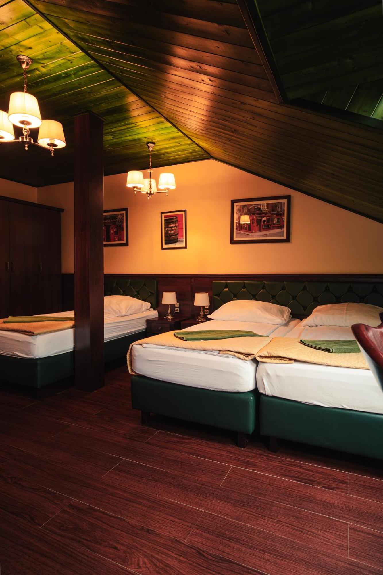 Shoemaker Irish Pub & Accommodation 凯尔采 外观 照片
