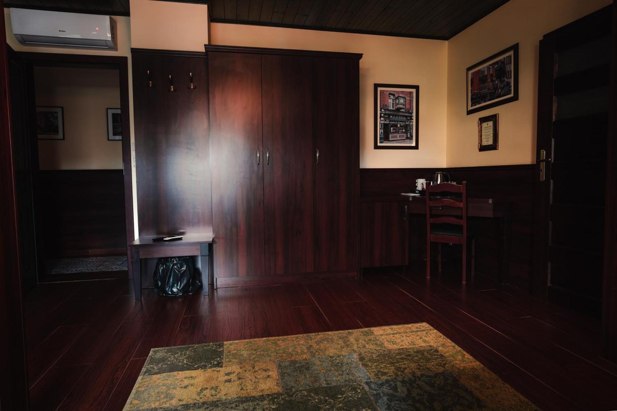 Shoemaker Irish Pub & Accommodation 凯尔采 外观 照片