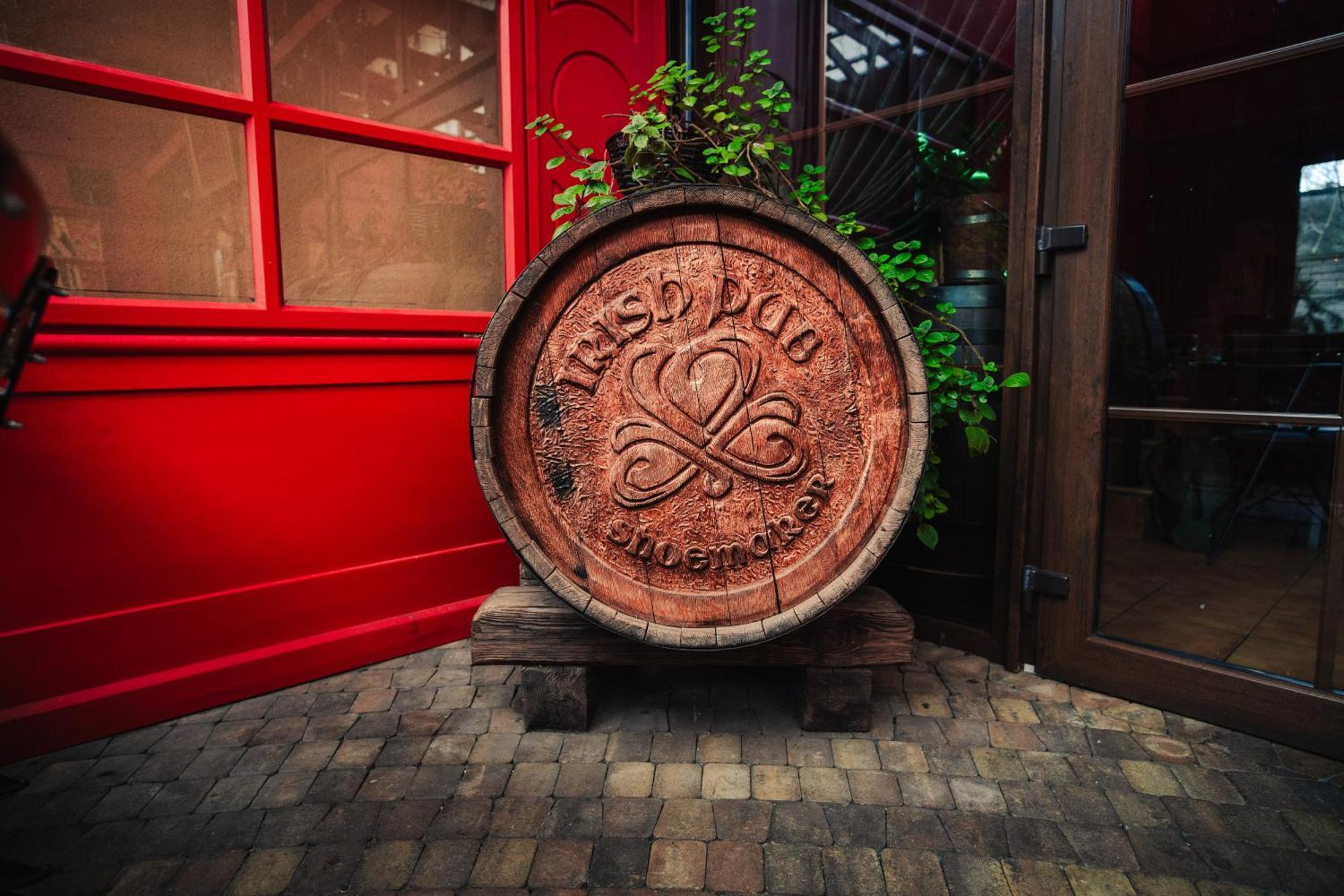 Shoemaker Irish Pub & Accommodation 凯尔采 外观 照片